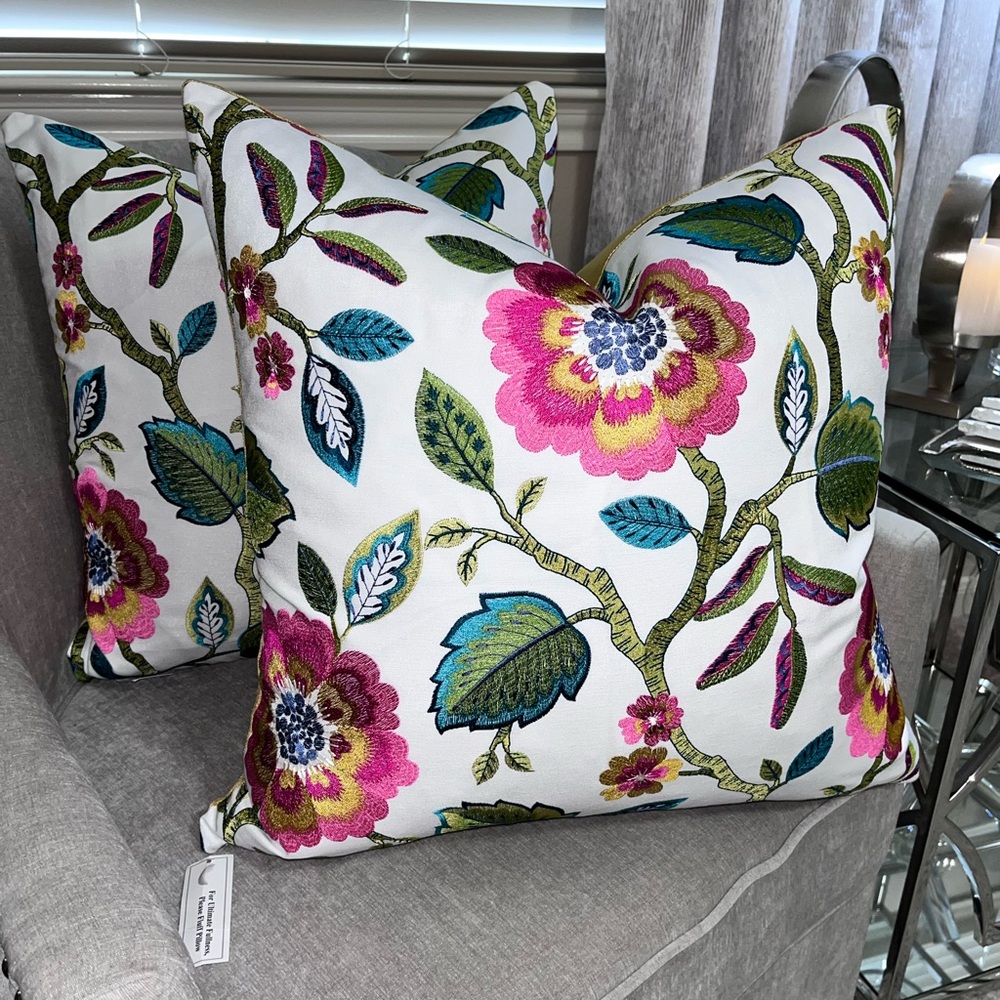 1-NWT AUSTIN HORN EMBROIDERED FLORAL DESIGN DECORATIVE PILLOW